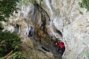 08 ...in visita alla impervia  ' Grotta del Paci Paciana'